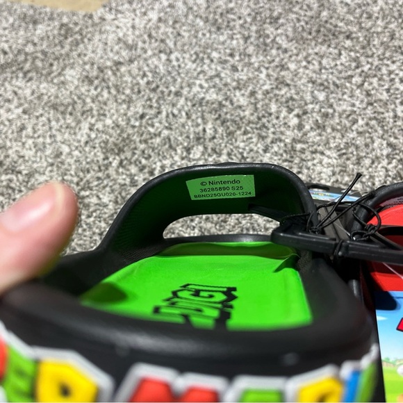 Super Mario Brothers Luigi Ground Up Youth Size 4 Flip Flops Sandals Slides - Picture 5 of 7